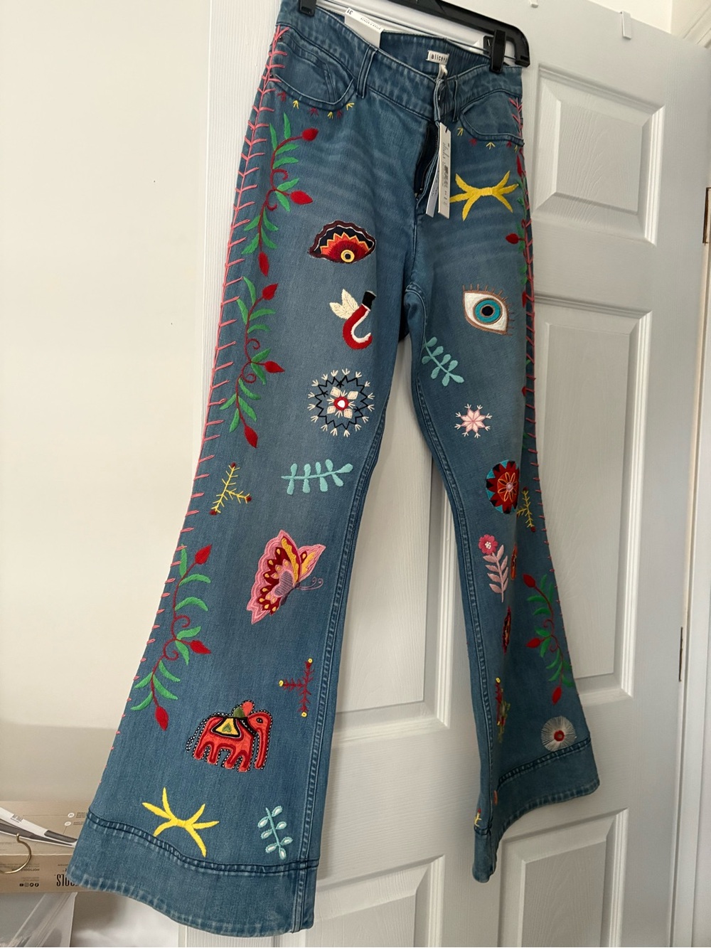 NWT Alice + Olivia Blue Embroidered Wide-Leg Jeans with Multicolor Motifs